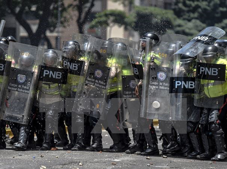 Cảnh sát Venezuela trong cuộc xung đột với người biểu tình ở Caracas ngày 4/4.